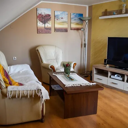 Golden Bis, アパート