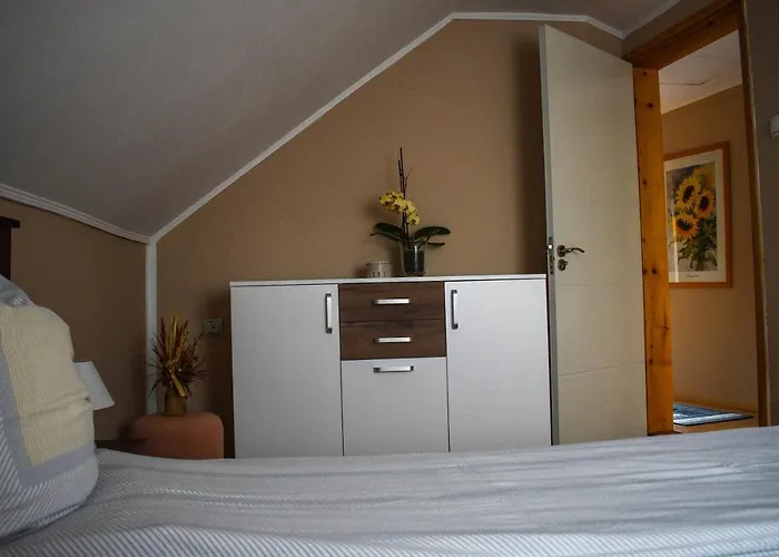 Golden Bis, アパート