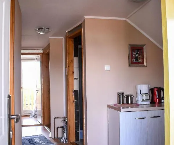 Golden Bis, アパート